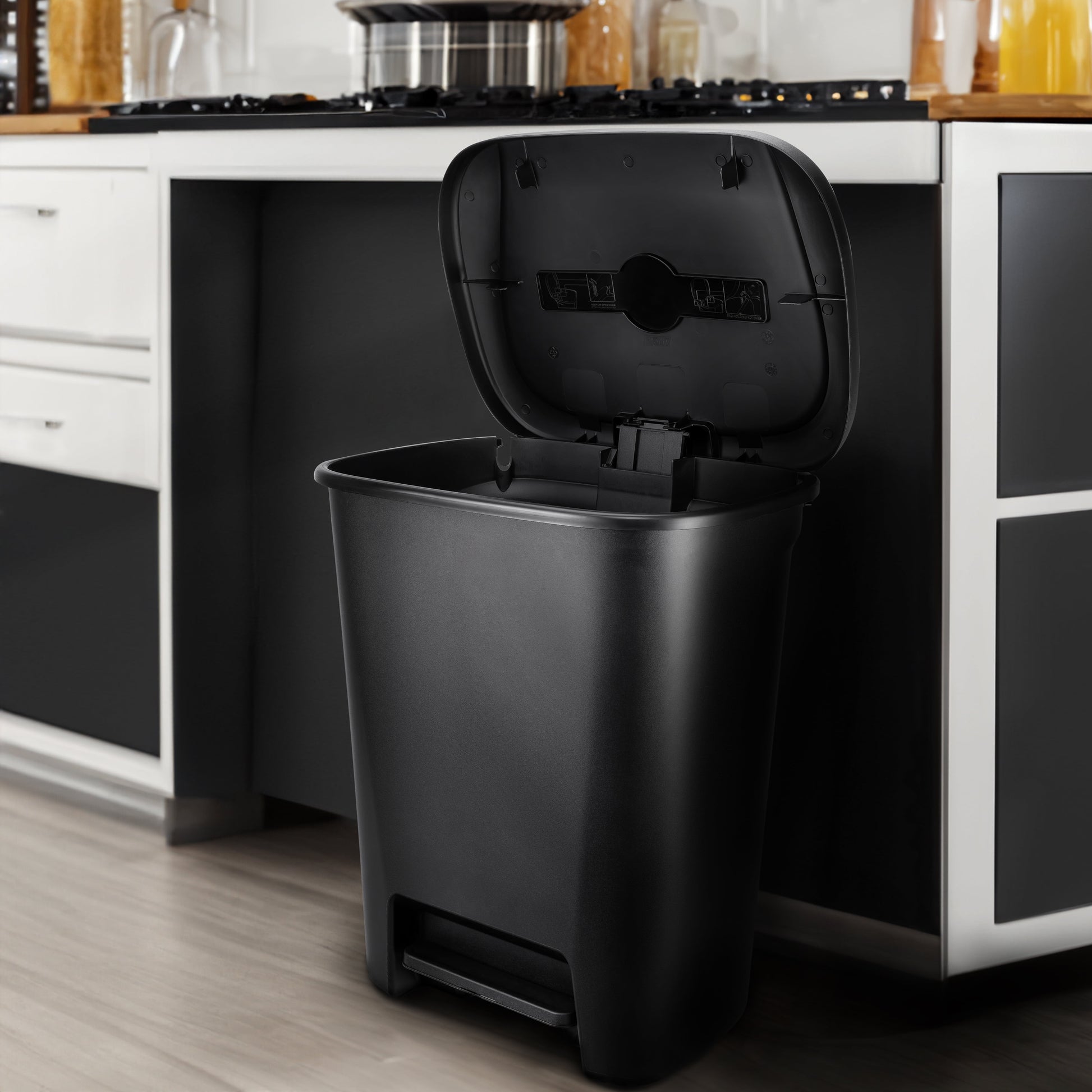 Hefty Kitchen Trash Can, 20.1 Gallon Plastic Step Garbage Bin with Foot Pedal Lid, Black